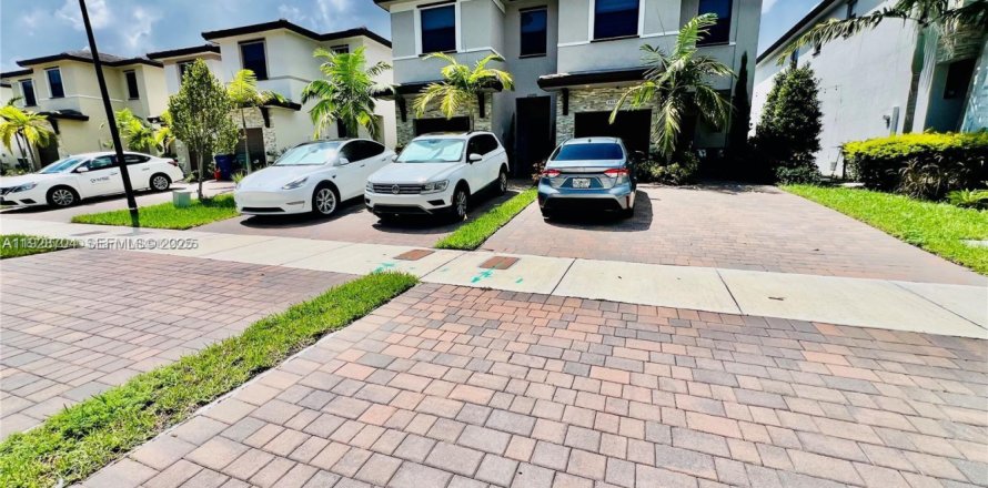 Townhouse in Homestead, Florida 3 bedrooms, 140.65 sq.m. № 1987100