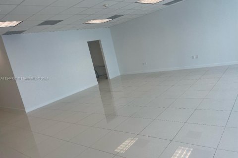 Oficina en alquiler en Miami, Florida № 1045325 - foto 1