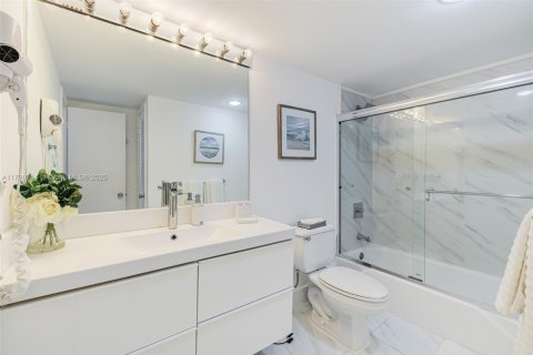 Condo in Sunny Isles Beach, Florida, 1 bedroom  № 2046156 - photo 26