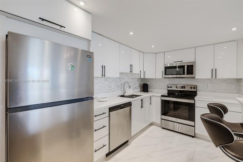 Condo in Sunny Isles Beach, Florida, 1 bedroom  № 2046156 - photo 16