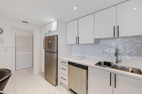 Condo in Sunny Isles Beach, Florida, 1 bedroom  № 2046156 - photo 17