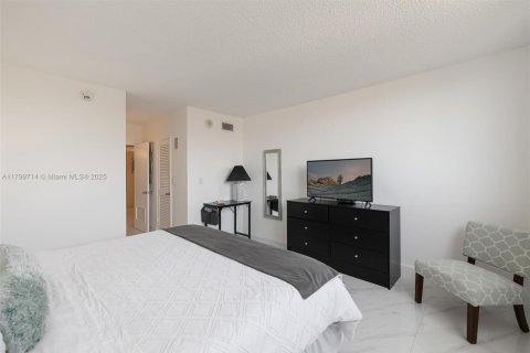 Condo in Sunny Isles Beach, Florida, 1 bedroom  № 2046156 - photo 24