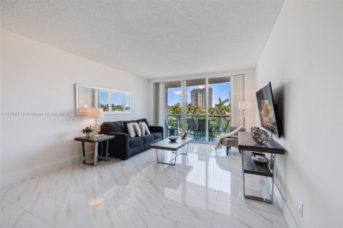 Condo in Sunny Isles Beach, Florida, 1 bedroom  № 2046156 - photo 27
