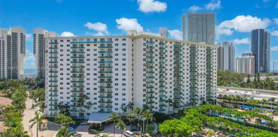 Condo in Sunny Isles Beach, Florida, 1 bedroom  № 2046156