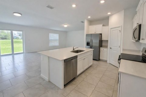 House in Port Charlotte, Florida 3 bedrooms, 144.93 sq.m. № 2231370 - photo 5