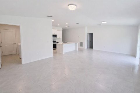 House in Port Charlotte, Florida 3 bedrooms, 144.93 sq.m. № 2231370 - photo 8