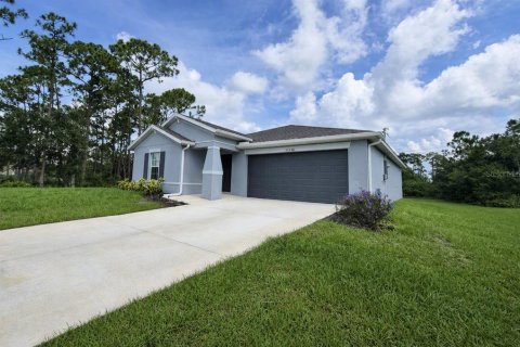 House in Port Charlotte, Florida 3 bedrooms, 144.93 sq.m. № 2231370 - photo 2