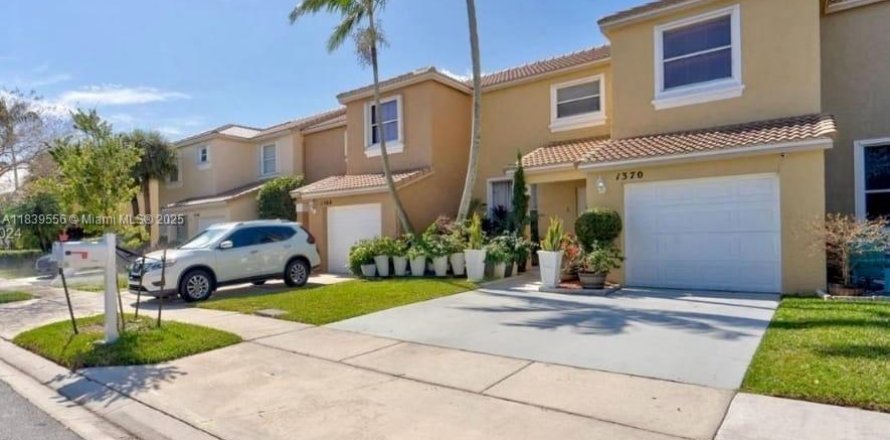 Adosado en Pembroke Pines, Florida 3 dormitorios, 140.75 m2 № 1831010