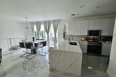 Adosado en venta en Pembroke Pines, Florida, 3 dormitorios, 140.75 m2 № 1831010 - foto 7