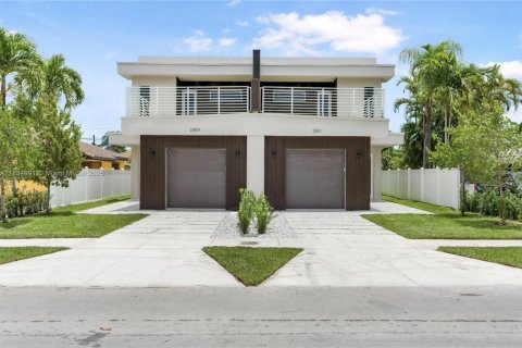 Townhouse in Miami, Florida 3 bedrooms, 406.54 sq.m. № 1817697 - photo 1