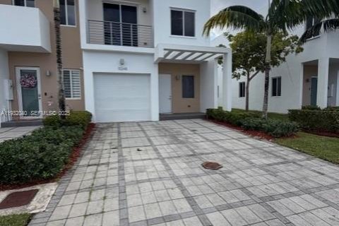 Adosado en alquiler en Doral, Florida, 3 dormitorios, 168.71 m2 № 1990570 - foto 1