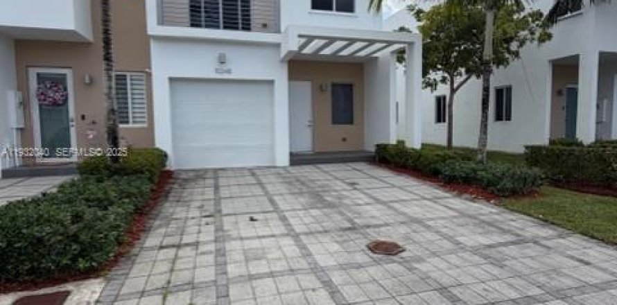 Adosado en Doral, Florida 3 dormitorios, 168.71 m2 № 1990570