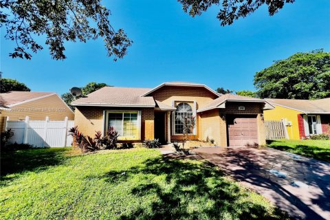 Villa ou maison à louer à Pembroke Pines, Floride: 3 chambres, 125.14 m2 № 1964761 - photo 1