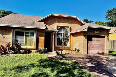 Villa ou maison à louer à Pembroke Pines, Floride: 3 chambres, 125.14 m2 № 1964761 - photo 2