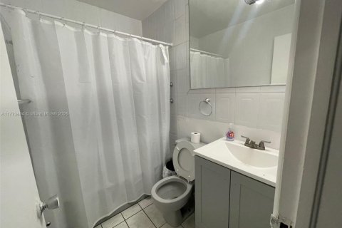 House in Hallandale Beach, Florida 2 bedrooms, 74.79 sq.m. № 1692896 - photo 4