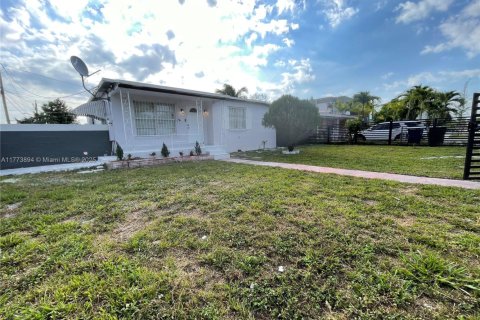 House in Hallandale Beach, Florida 2 bedrooms, 74.79 sq.m. № 1692896 - photo 1