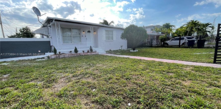 House in Hallandale Beach, Florida 2 bedrooms, 74.79 sq.m. № 1692896