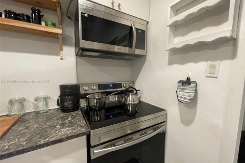 House in Hallandale Beach, Florida 2 bedrooms, 74.79 sq.m. № 1692896 - photo 5