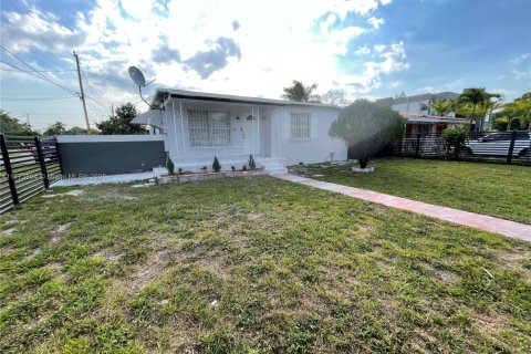 House in Hallandale Beach, Florida 2 bedrooms, 74.79 sq.m. № 1692896 - photo 13
