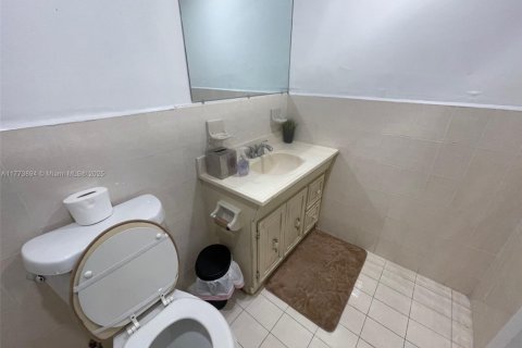House in Hallandale Beach, Florida 2 bedrooms, 74.79 sq.m. № 1692896 - photo 3
