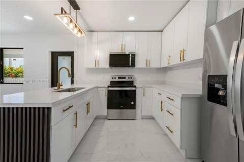 House in Hialeah, Florida 3 bedrooms, 92.9 sq.m. № 1834223 - photo 26