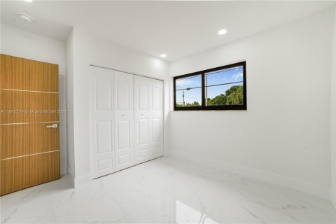 House in Hialeah, Florida 3 bedrooms, 92.9 sq.m. № 1834223 - photo 16