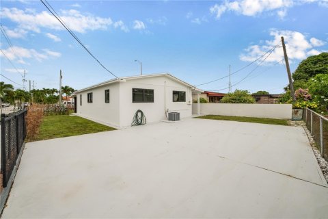 House in Hialeah, Florida 3 bedrooms, 92.9 sq.m. № 1834223 - photo 30