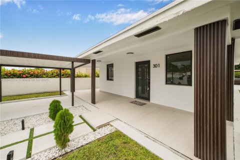 House in Hialeah, Florida 3 bedrooms, 92.9 sq.m. № 1834223 - photo 4