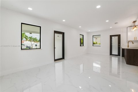 House in Hialeah, Florida 3 bedrooms, 92.9 sq.m. № 1834223 - photo 9