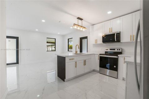 House in Hialeah, Florida 3 bedrooms, 92.9 sq.m. № 1834223 - photo 11