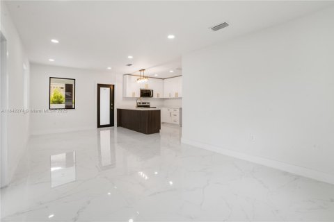 House in Hialeah, Florida 3 bedrooms, 92.9 sq.m. № 1834223 - photo 8