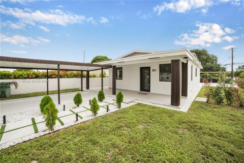 House in Hialeah, Florida 3 bedrooms, 92.9 sq.m. № 1834223 - photo 2
