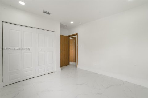 House in Hialeah, Florida 3 bedrooms, 92.9 sq.m. № 1834223 - photo 19
