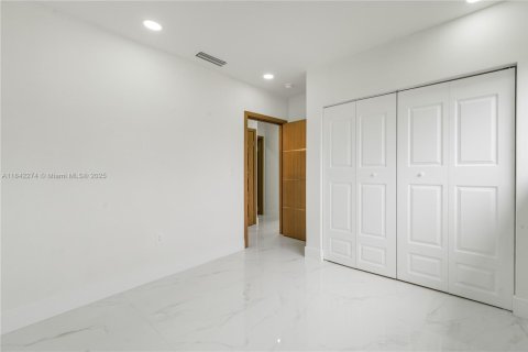 House in Hialeah, Florida 3 bedrooms, 92.9 sq.m. № 1834223 - photo 27