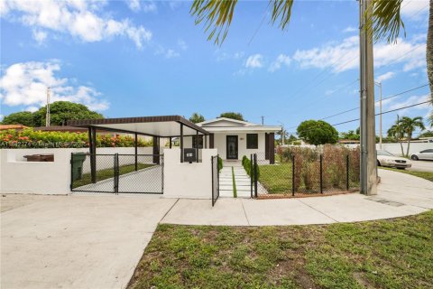 House in Hialeah, Florida 3 bedrooms, 92.9 sq.m. № 1834223 - photo 7