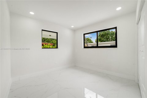 House in Hialeah, Florida 3 bedrooms, 92.9 sq.m. № 1834223 - photo 18