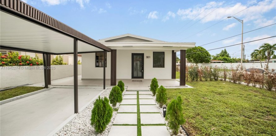 House in Hialeah, Florida 3 bedrooms, 92.9 sq.m. № 1834223