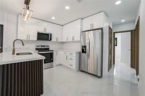 House in Hialeah, Florida 3 bedrooms, 92.9 sq.m. № 1834223 - photo 12