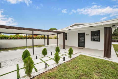 House in Hialeah, Florida 3 bedrooms, 92.9 sq.m. № 1834223 - photo 3