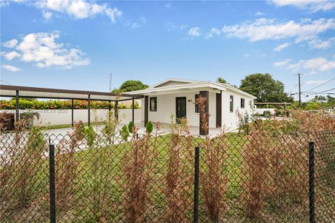 House in Hialeah, Florida 3 bedrooms, 92.9 sq.m. № 1834223 - photo 23
