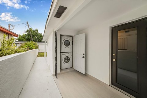 House in Hialeah, Florida 3 bedrooms, 92.9 sq.m. № 1834223 - photo 22