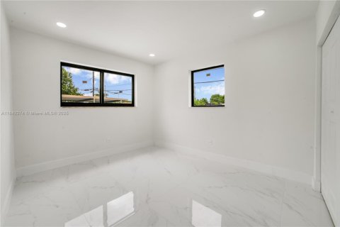 House in Hialeah, Florida 3 bedrooms, 92.9 sq.m. № 1834223 - photo 20