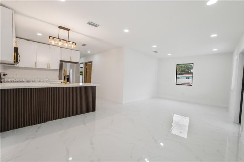 House in Hialeah, Florida 3 bedrooms, 92.9 sq.m. № 1834223 - photo 10