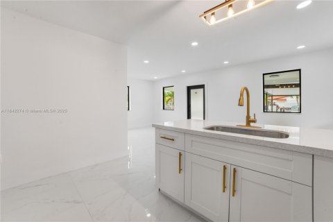 House in Hialeah, Florida 3 bedrooms, 92.9 sq.m. № 1834223 - photo 13