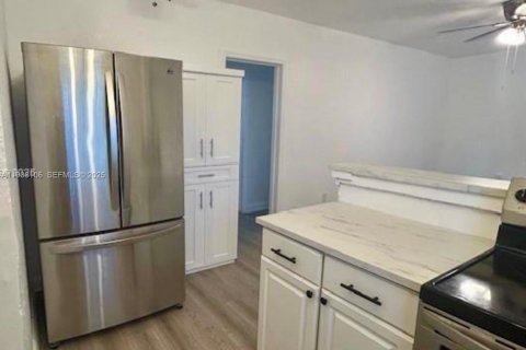 Propiedad comercial en venta en North Miami Beach, Florida, 131.27 m2 № 1991871 - foto 4