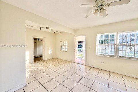 Propiedad comercial en venta en North Miami Beach, Florida, 131.27 m2 № 1991871 - foto 11