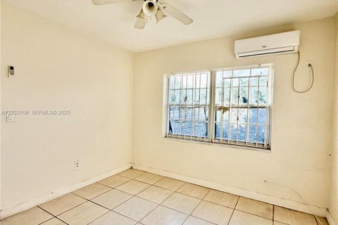 Propiedad comercial en venta en North Miami Beach, Florida, 131.27 m2 № 1991871 - foto 14