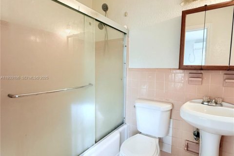 Propiedad comercial en venta en North Miami Beach, Florida, 131.27 m2 № 1991871 - foto 15