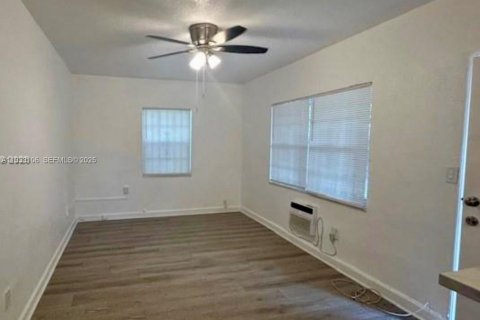 Propiedad comercial en venta en North Miami Beach, Florida, 131.27 m2 № 1991871 - foto 2