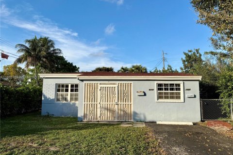 Propiedad comercial en venta en North Miami Beach, Florida, 131.27 m2 № 1991871 - foto 1